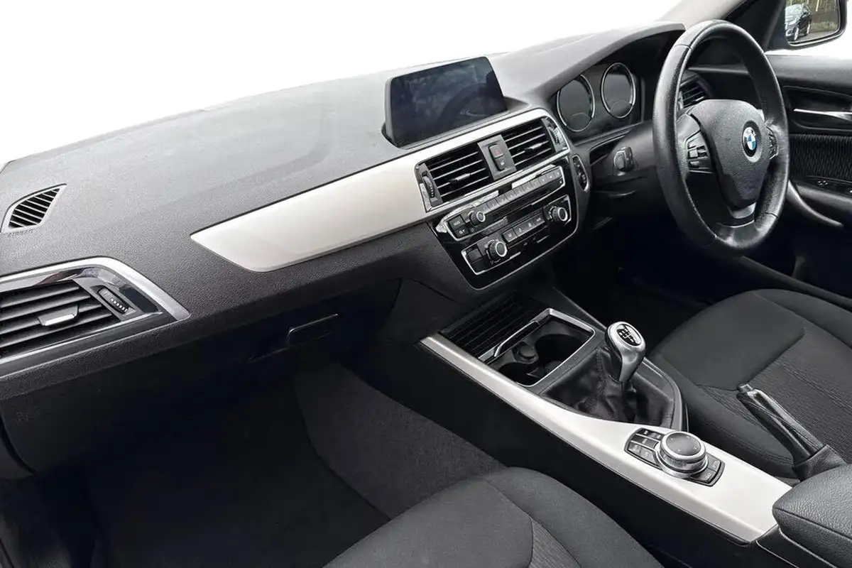2019-bmw-1-series-15td-116d-se-business-ss-3d-big-14