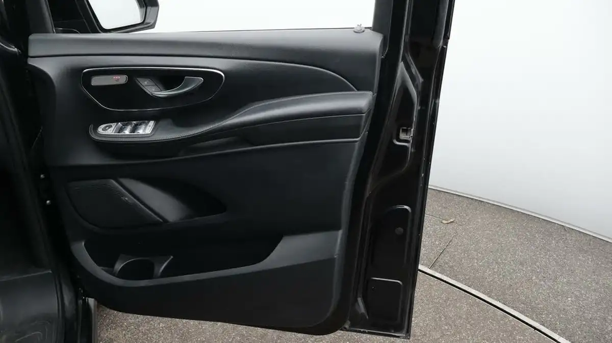 2020-mercedes-benz-v-class-big-15