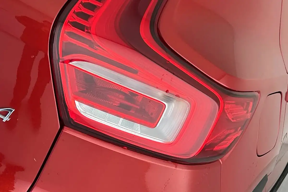 2024-volvo-xc40-20-b4-ultra-bright-big-19