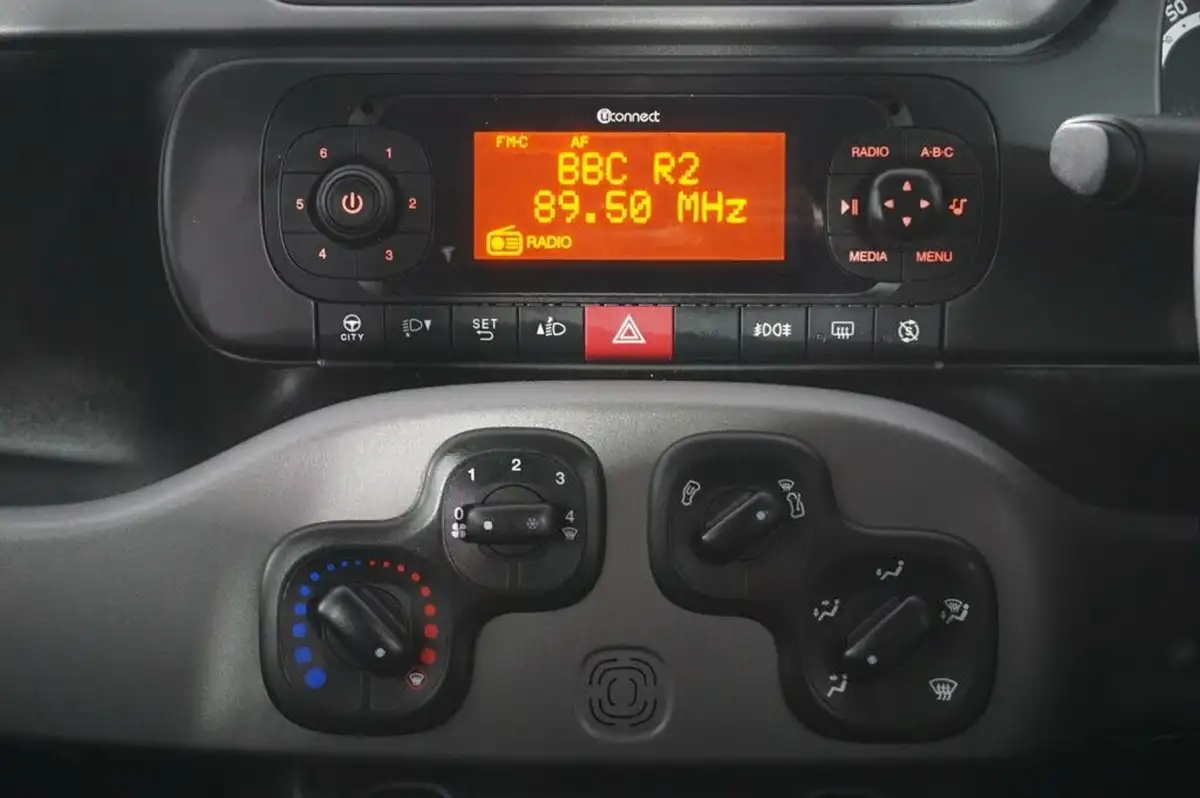 2020-fiat-panda-09-waze-4x4-big-14