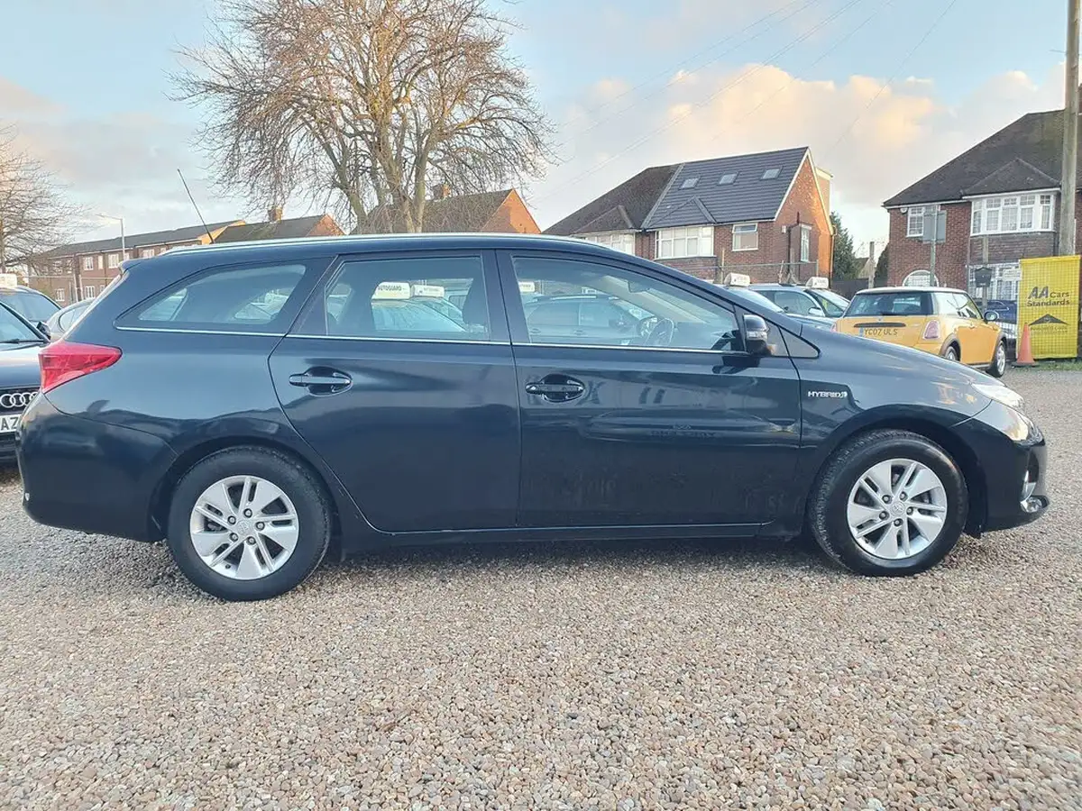 2014-toyota-auris-18-vvt-i-hsd-icon-estate-big-16