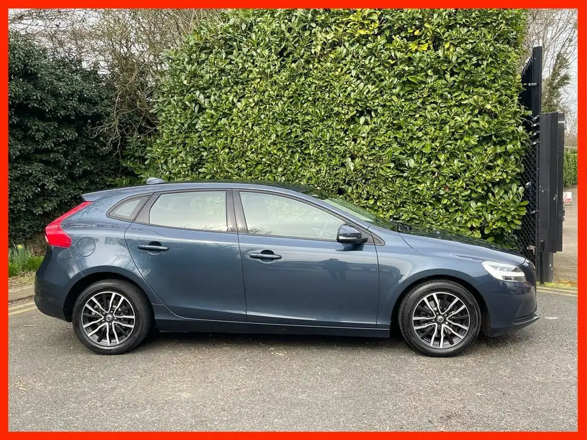 2018-volvo-v40-20-t2-momentum-nav-plus-big-1