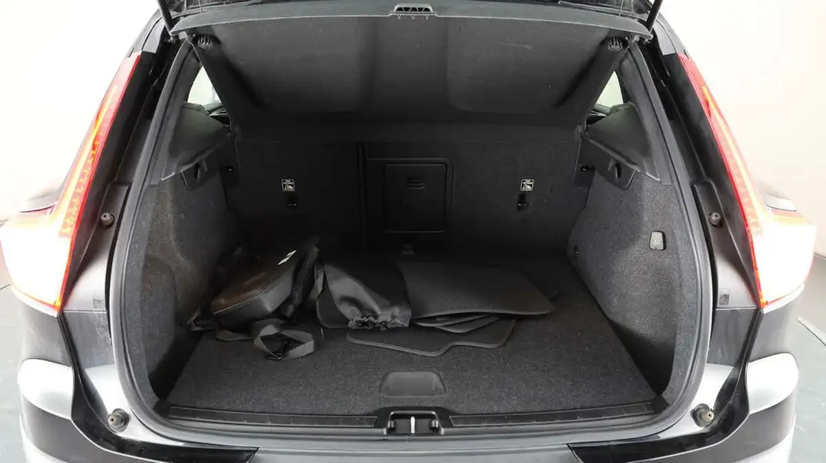 2022-volvo-xc40-15-t3-momentum-big-17