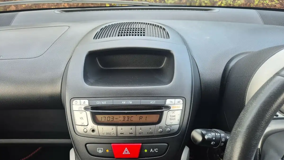 2012-peugeot-107-10-active-3d-semi-a-big-21