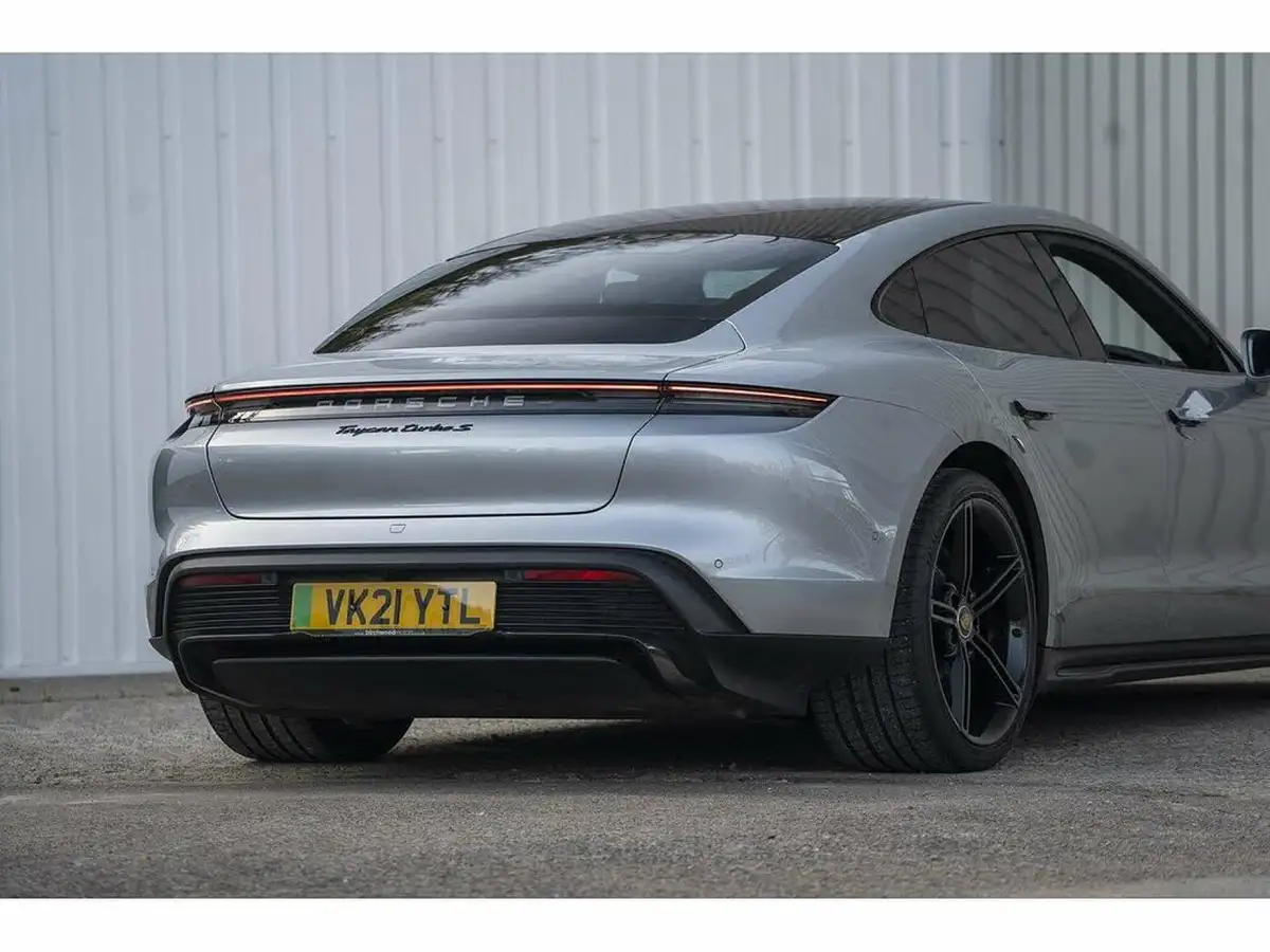 2021-porsche-taycan-e-turbo-s-big-40