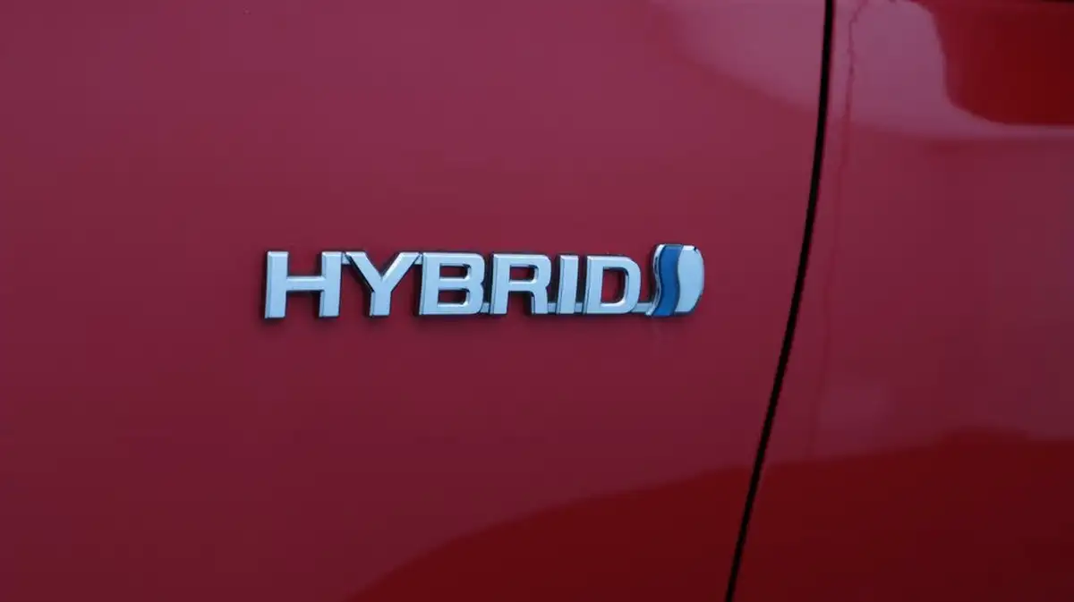 2017-toyota-yaris-15-vvt-i-design-bi-tone-hybrid-big-20