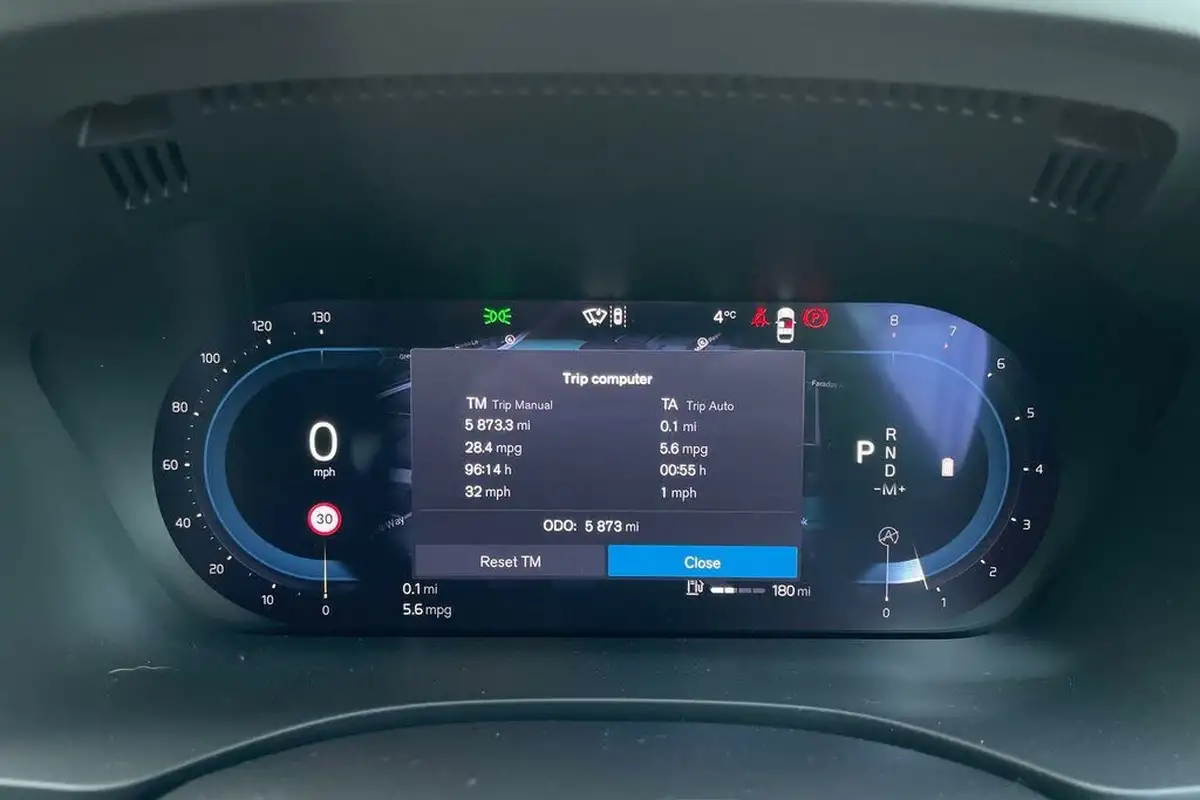 2024-volvo-xc60-20-b5-ultra-dark-big-45