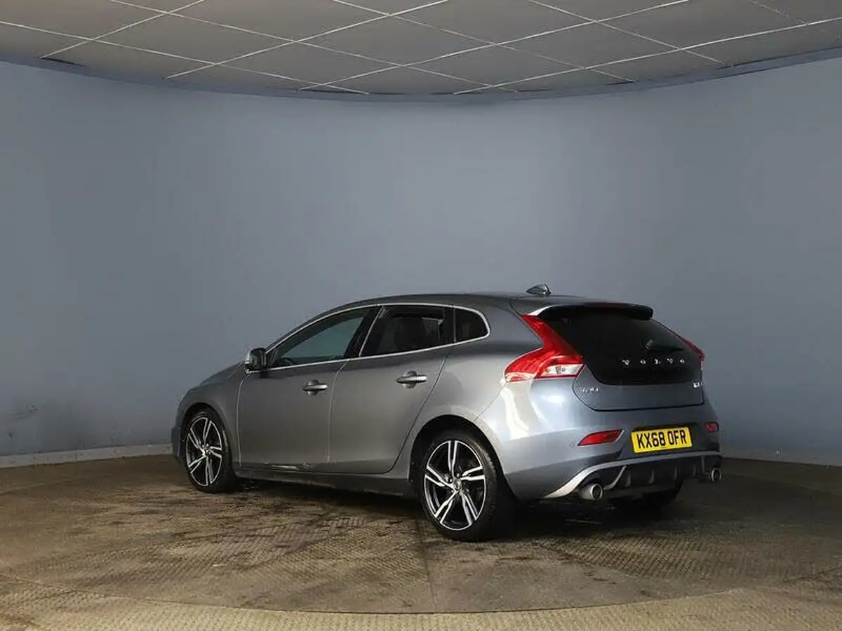 2018-volvo-v40-15-t2-r-design-pro-big-3