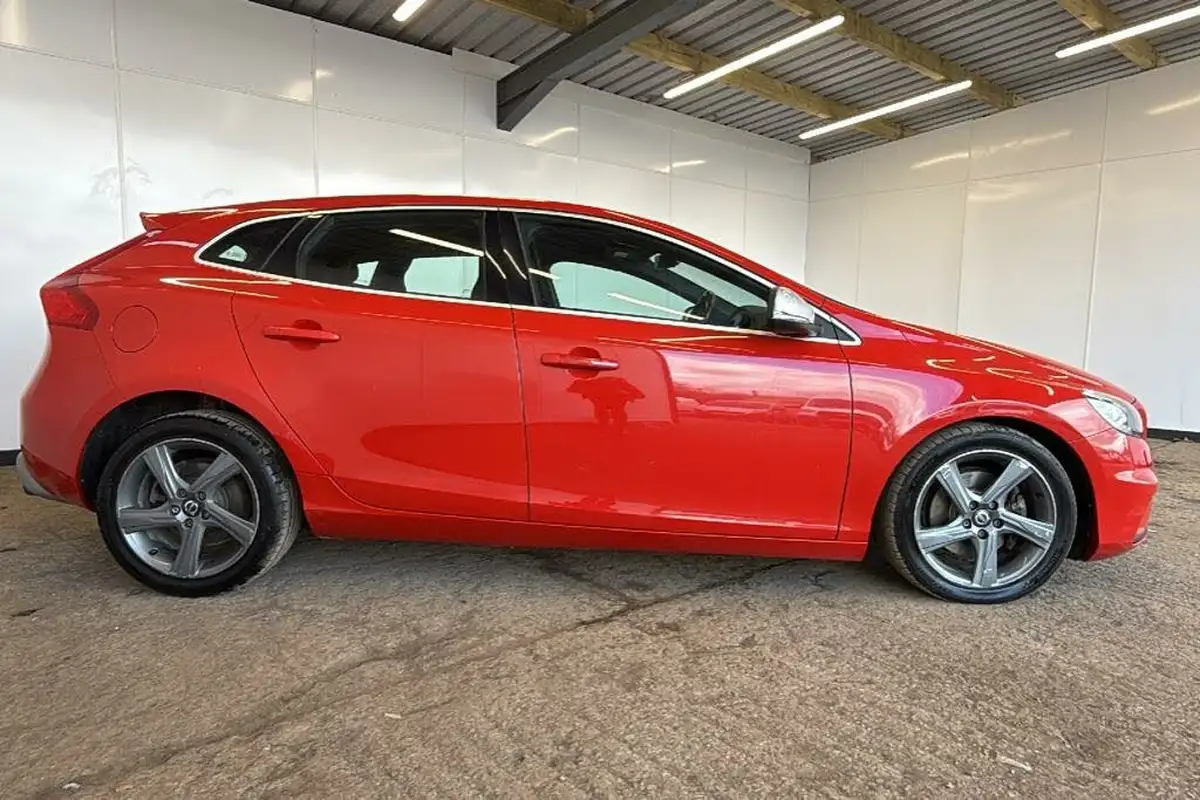 2016-volvo-v40-20-t3-r-design-big-8