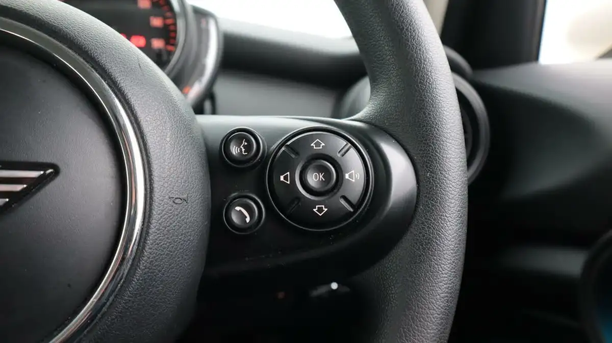 2020-mini-cooper-15-one-classic-comfort-5d-big-23