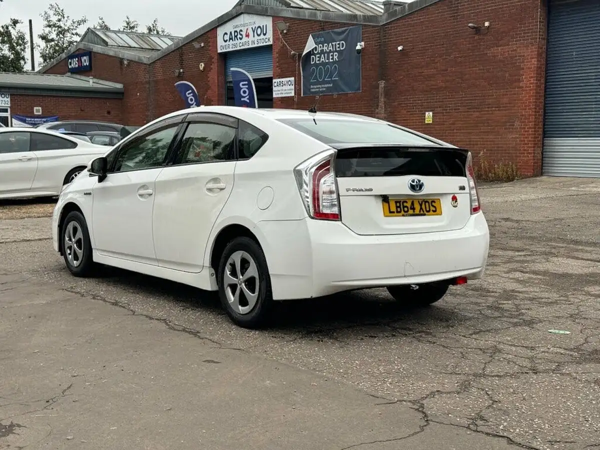 2014-toyota-prius-big-4