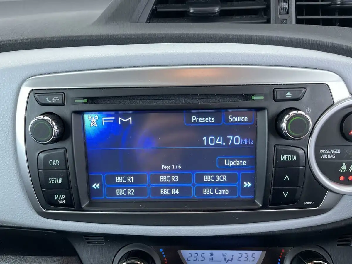 2014-toyota-yaris-15-vvt-i-trend-leather-hybrid-big-38