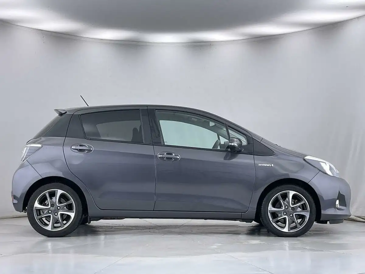 2014-toyota-yaris-15-vvt-i-trend-leather-hybrid-big-14