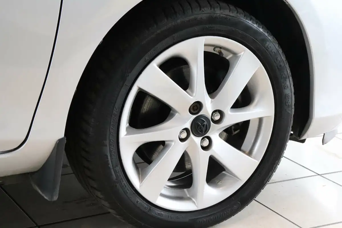 2015-toyota-yaris-15-vvt-i-sport-hybrid-big-79