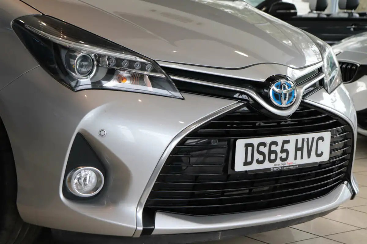 2015-toyota-yaris-15-vvt-i-sport-hybrid-big-57