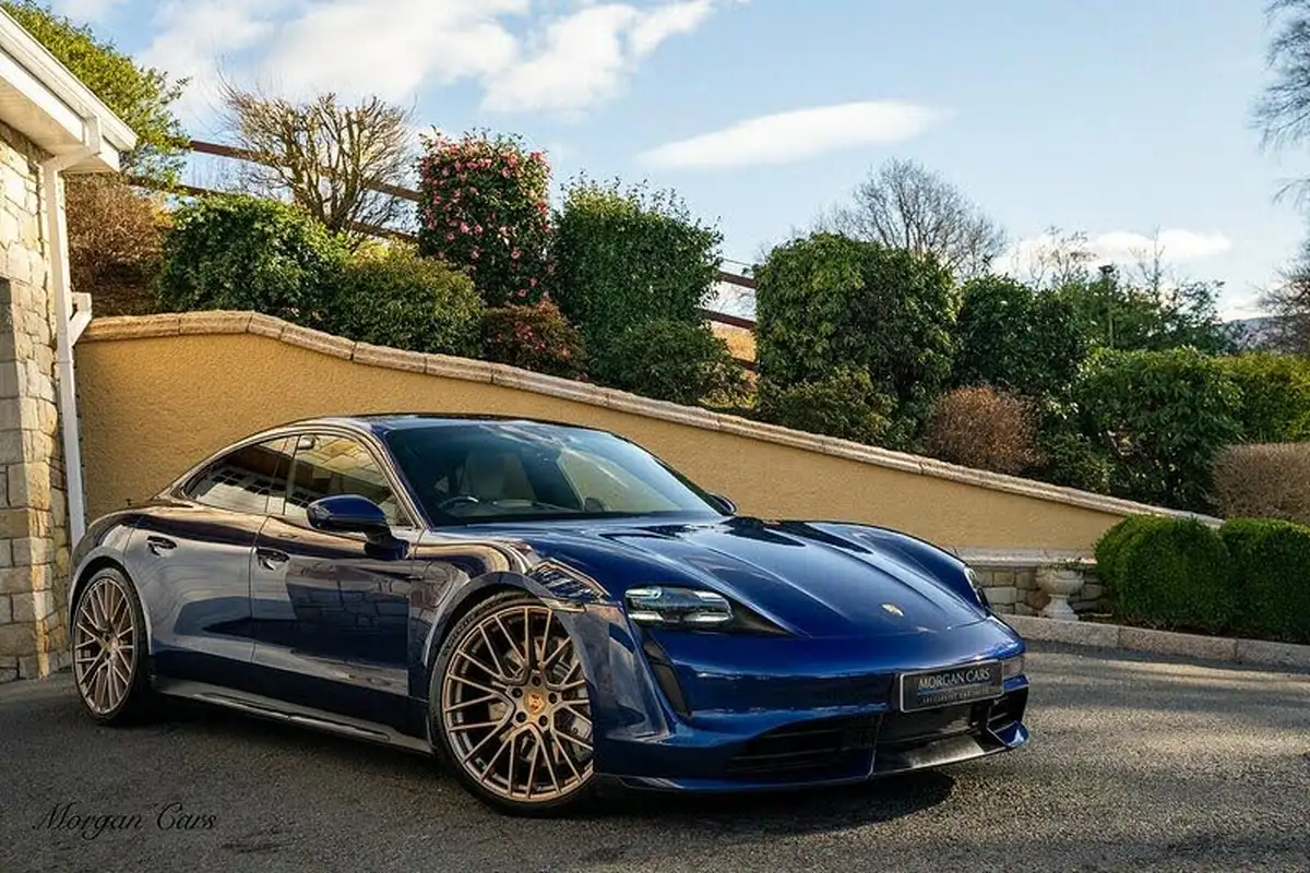 2021-porsche-taycan-e-turbo-big-18