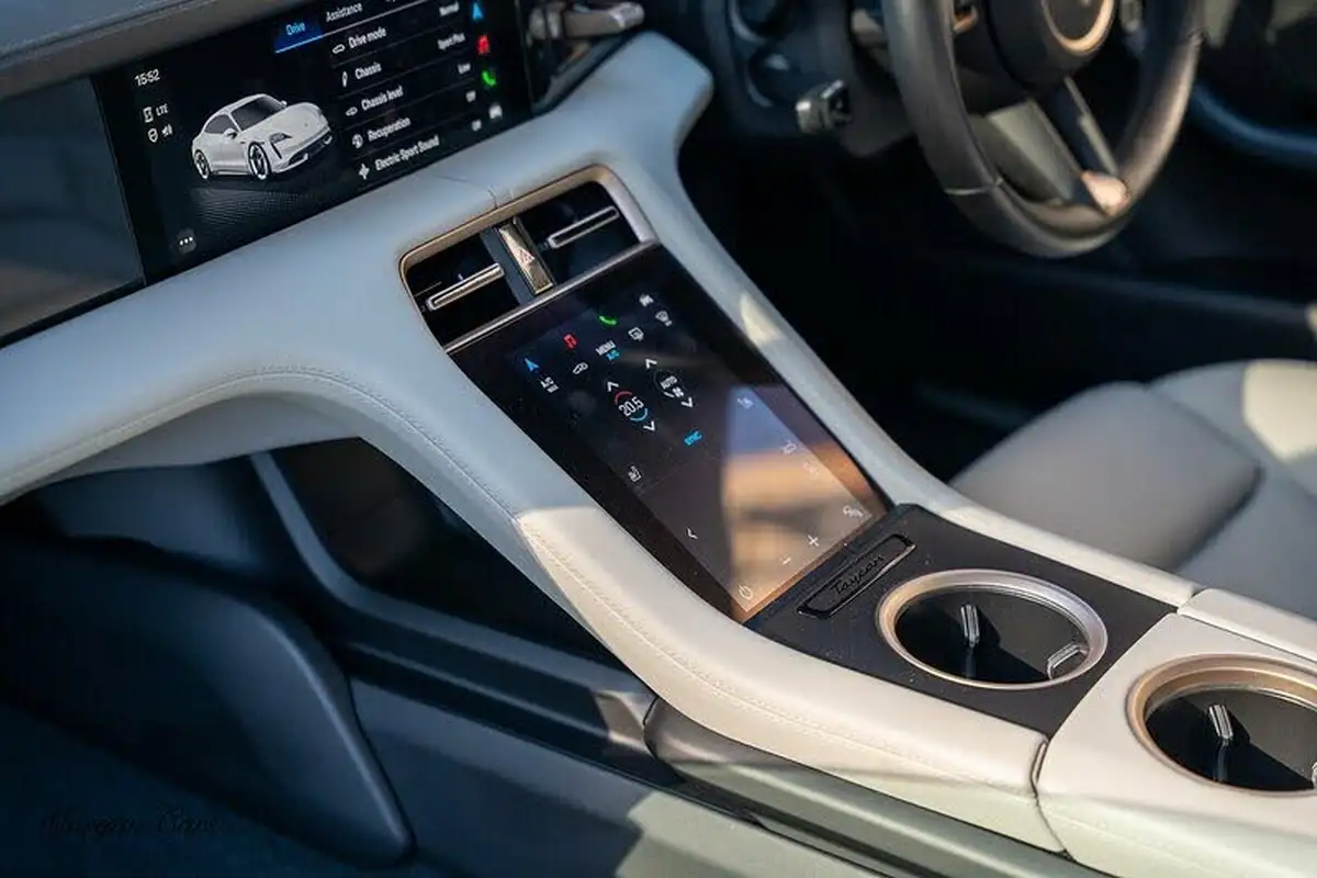 2021-porsche-taycan-e-turbo-big-42