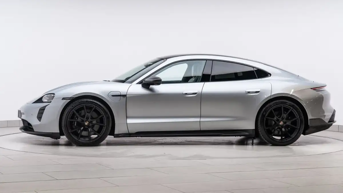 2023-porsche-taycan-e-gts-big-33
