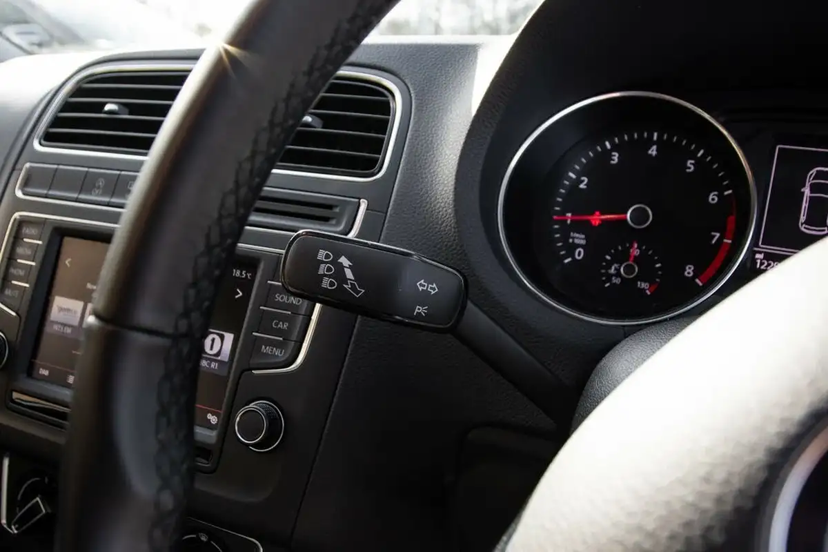 2015-volkswagen-polo-12-tsi-se-5d-big-18