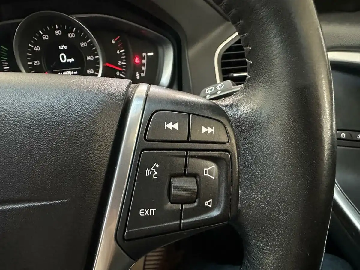 2016-volvo-xc60-20td-d4-se-nav-geartronic-big-28