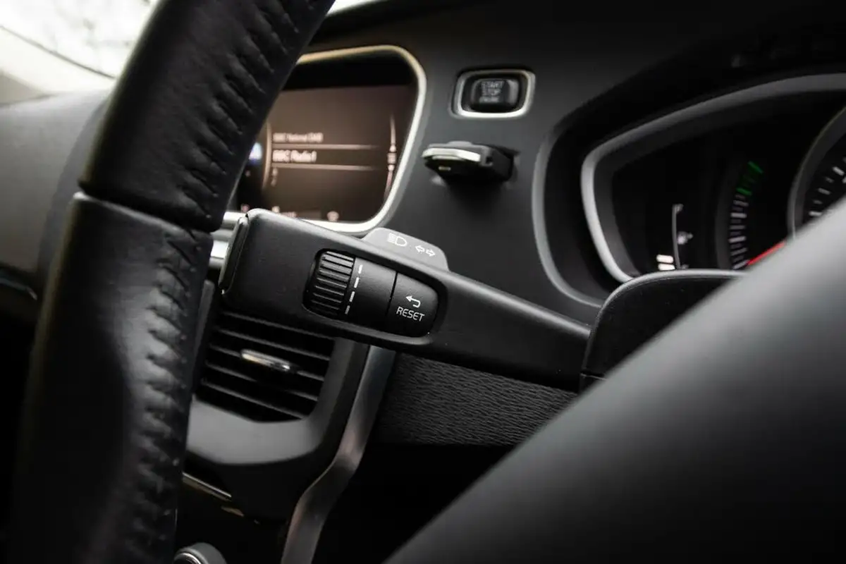 2018-volvo-v40-15-t3-momentum-nav-plus-big-18