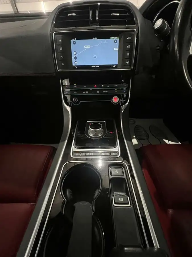 2015-jaguar-xe-20-r-sport-240ps-big-13