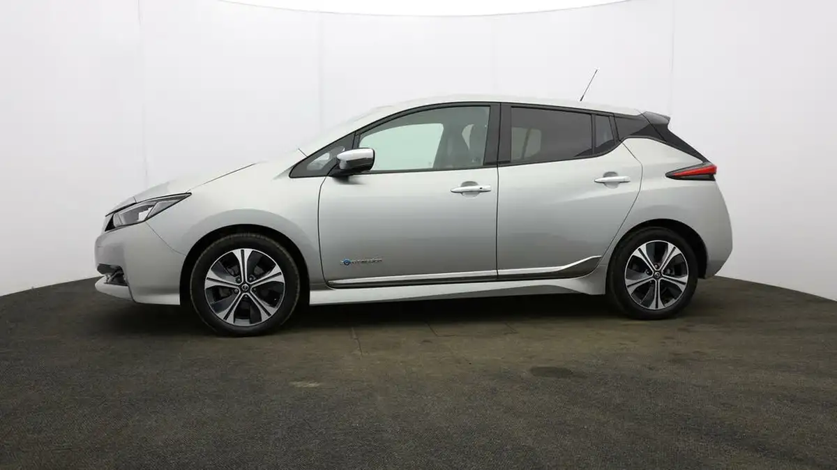 2021-nissan-leaf-e-tekna-big-25