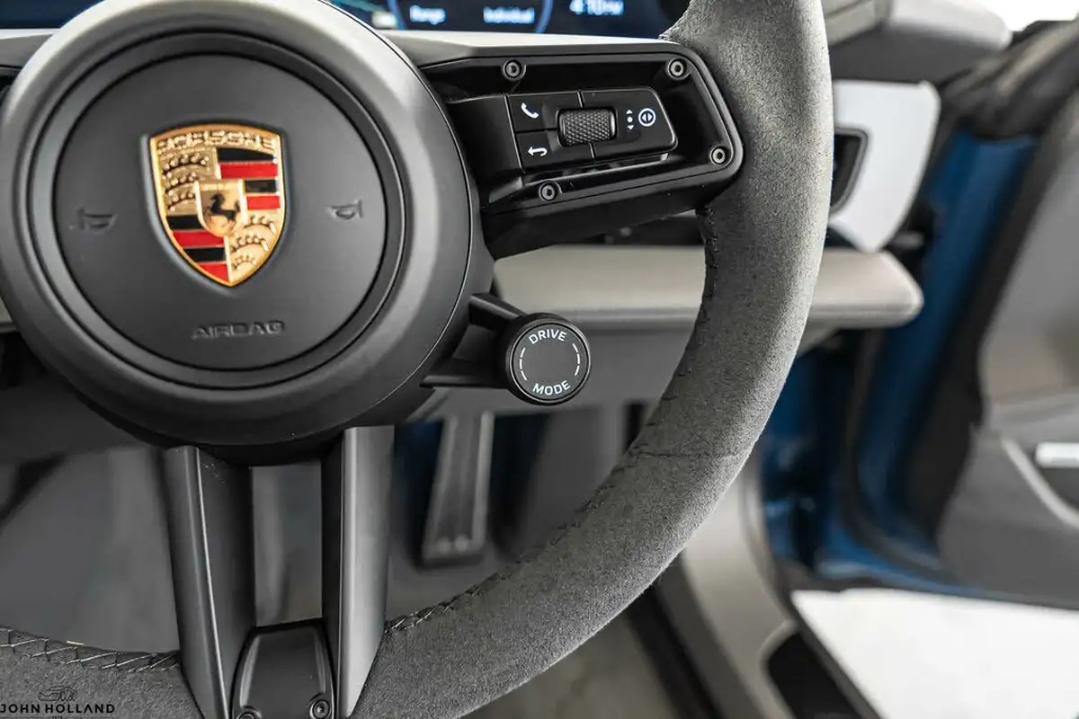 2023-porsche-taycan-e-gts-sport-turismo-big-40
