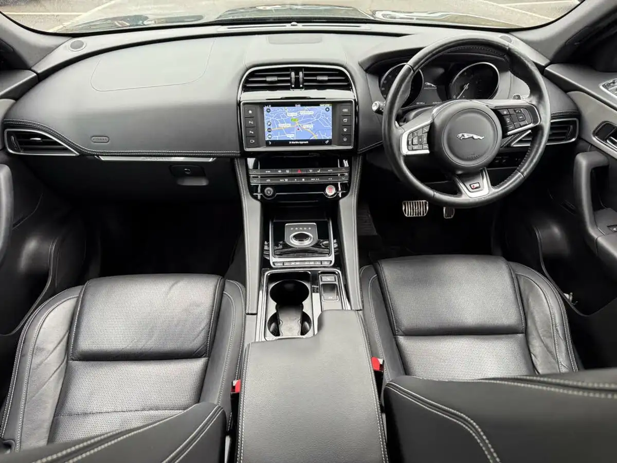 2016-jaguar-f-pace-30-v6-sc-s-30-big-14