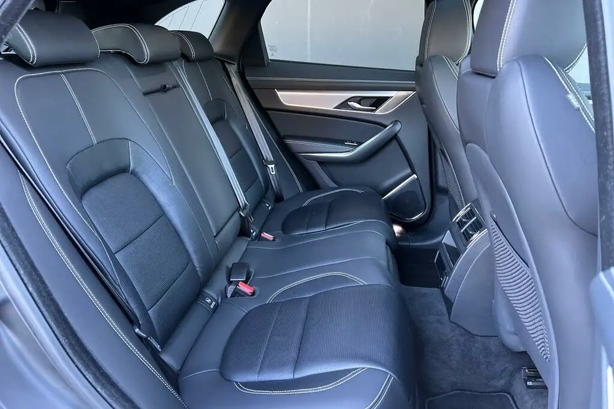 2023-jaguar-f-pace-20-d200-r-dynamic-se-black-big-30