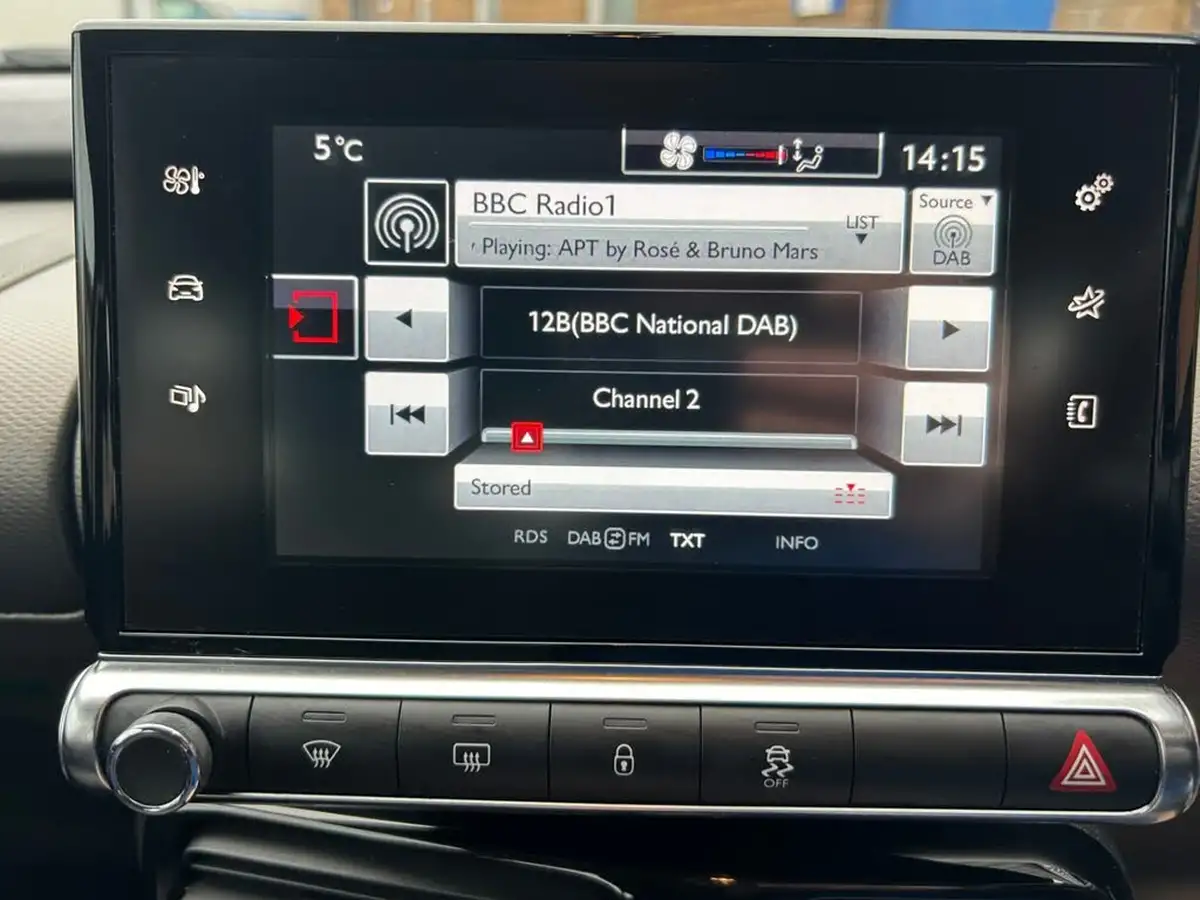 2015-citroen-c4-cactus-16bluehdi-feel-big-17