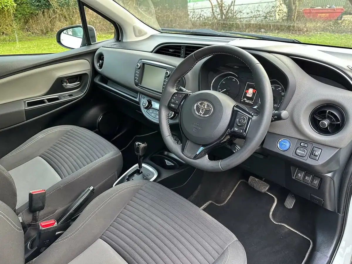 2018-toyota-yaris-15-vvt-i-icon-tech-98bhp-hybrid-1497cc-e-cvt-big-2