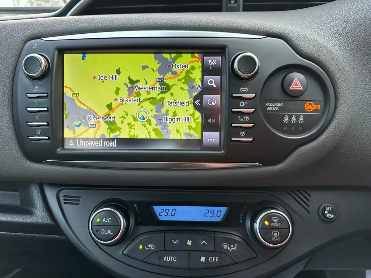2018-toyota-yaris-15-vvt-i-icon-tech-98bhp-hybrid-1497cc-e-cvt-big-26