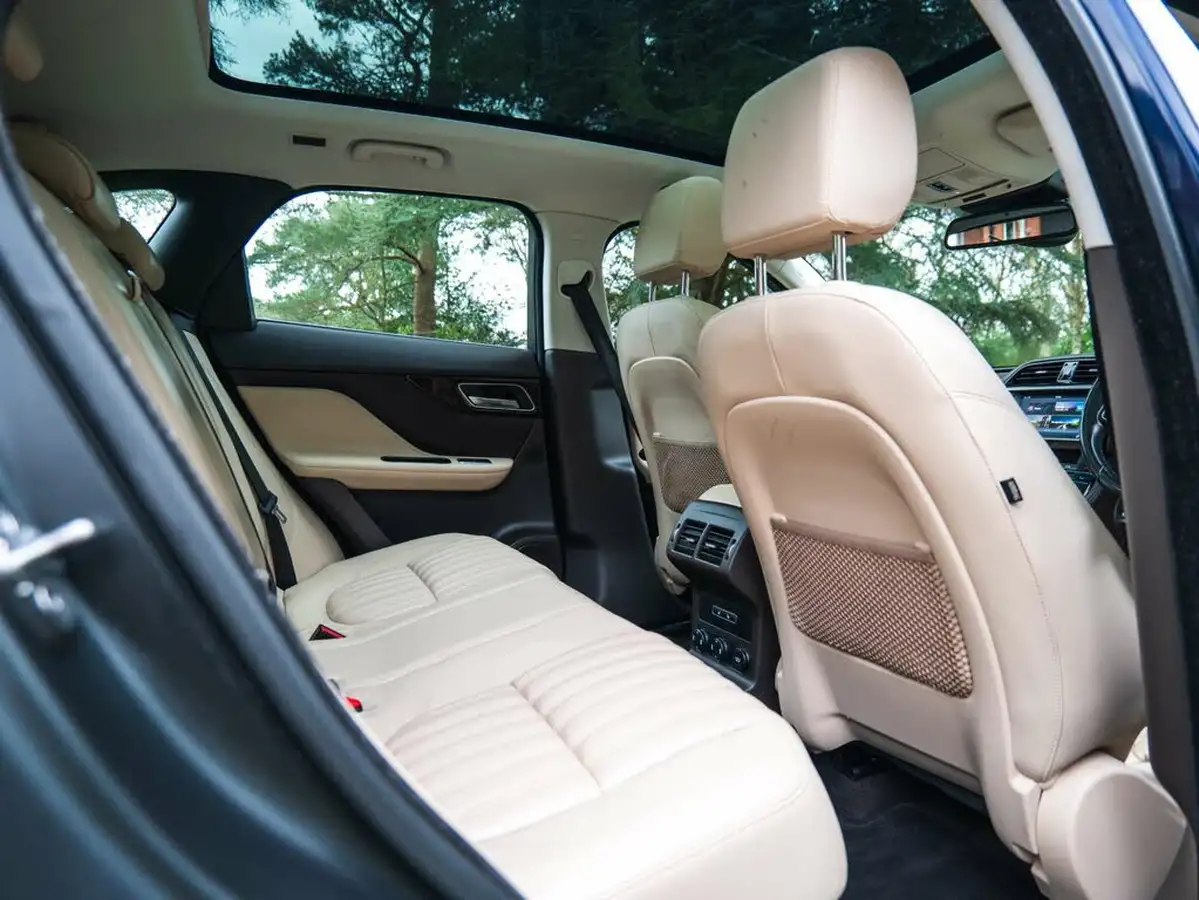 2016-jaguar-f-pace-20-i4d-portfolio-awd-auto-big-13