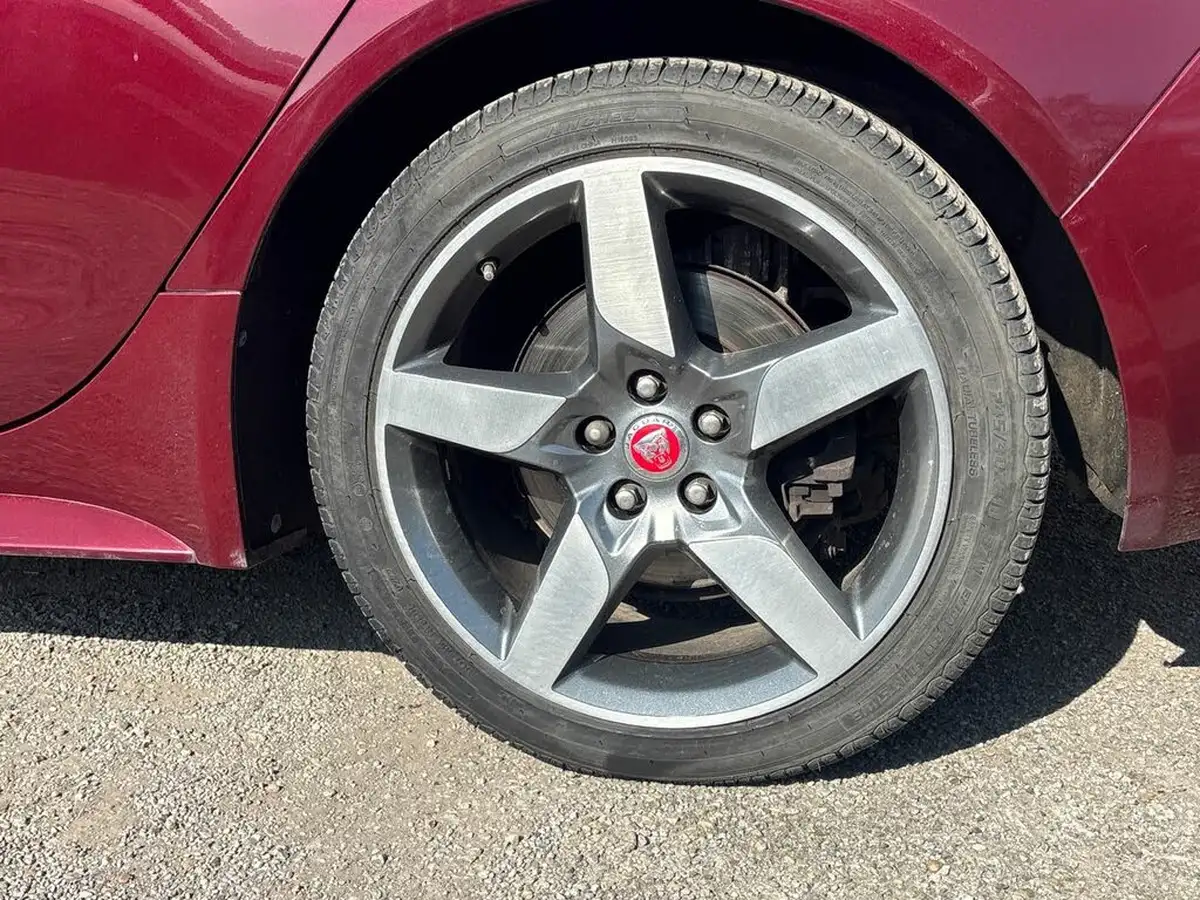 2017-jaguar-xe-20d-r-sport-180ps-1999cc-auto-big-16
