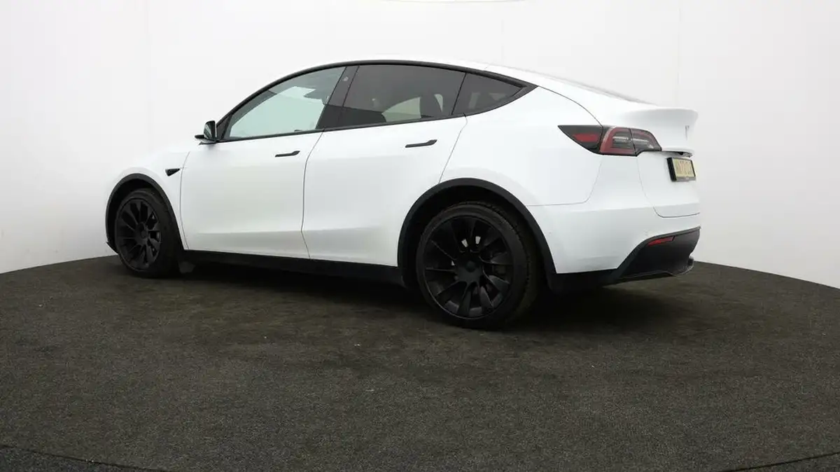2022-tesla-model-y-e-long-range-big-72