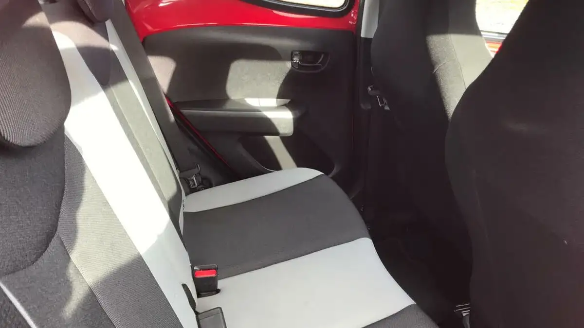 2017-toyota-aygo-10-vvt-i-x-play-71bhp-5d-big-11