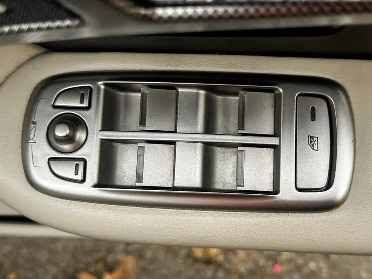 2011-jaguar-xf-50-xfr-big-35