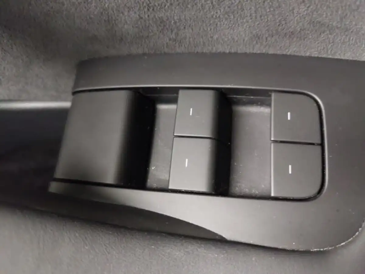 2023-tesla-model-y-e-rwd-big-11