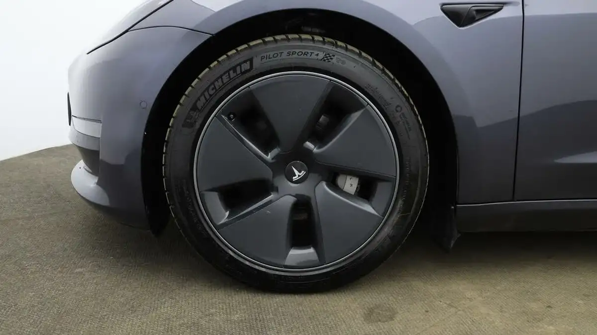 2020-tesla-model-3-e-long-range-big-17