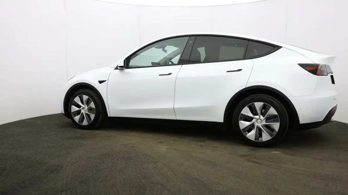 2022-tesla-model-y-e-long-range-big-58