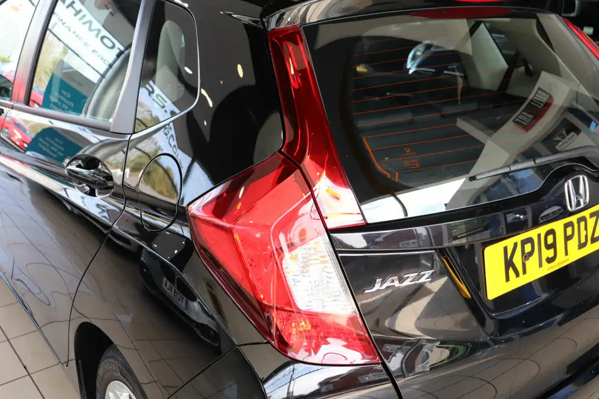 2019-honda-jazz-13-i-vtec-se-navi-cvt-big-65