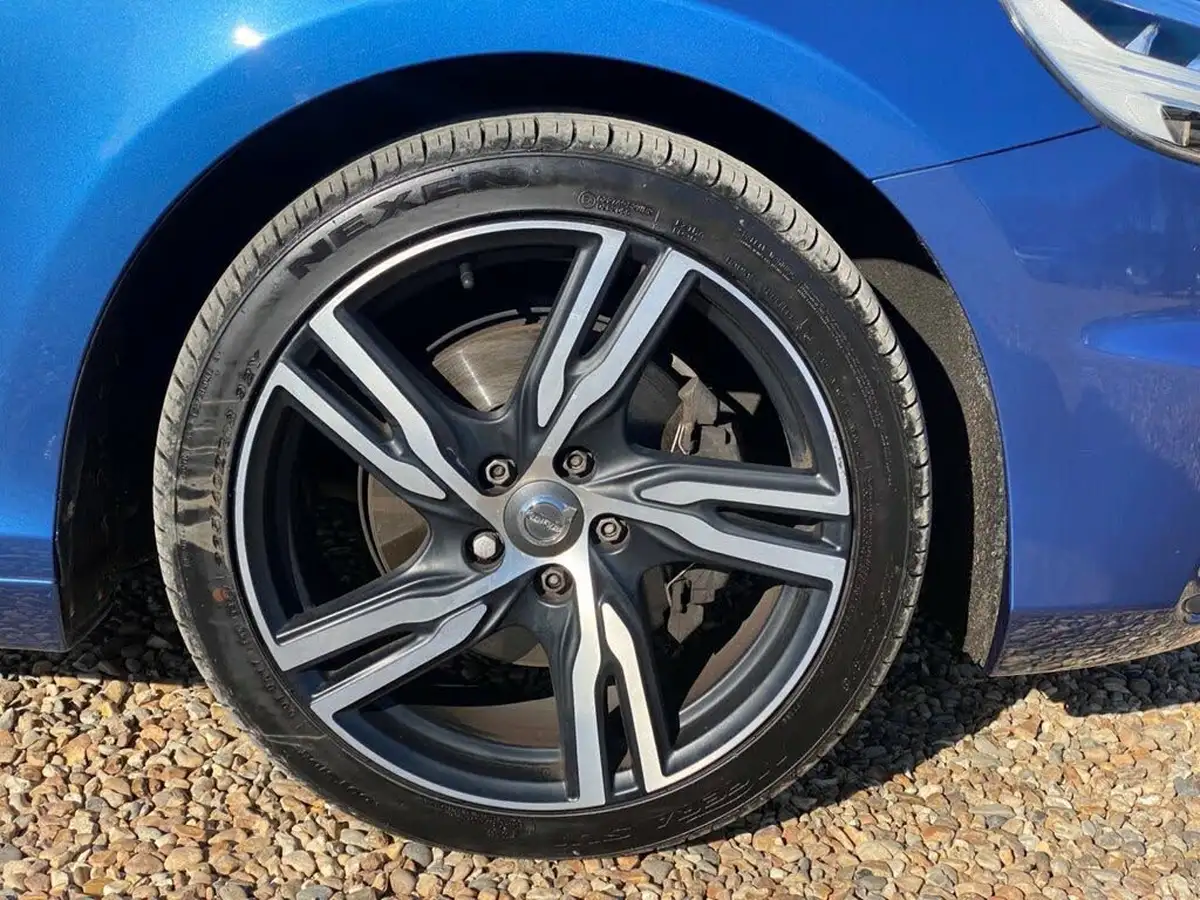 2019-volvo-v40-20-t2-r-design-edition-big-18