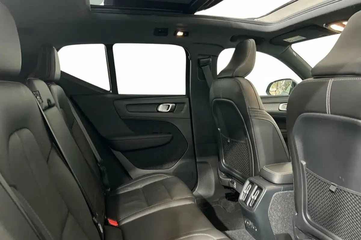 2021-volvo-xc40-e-p8-first-edition-big-11