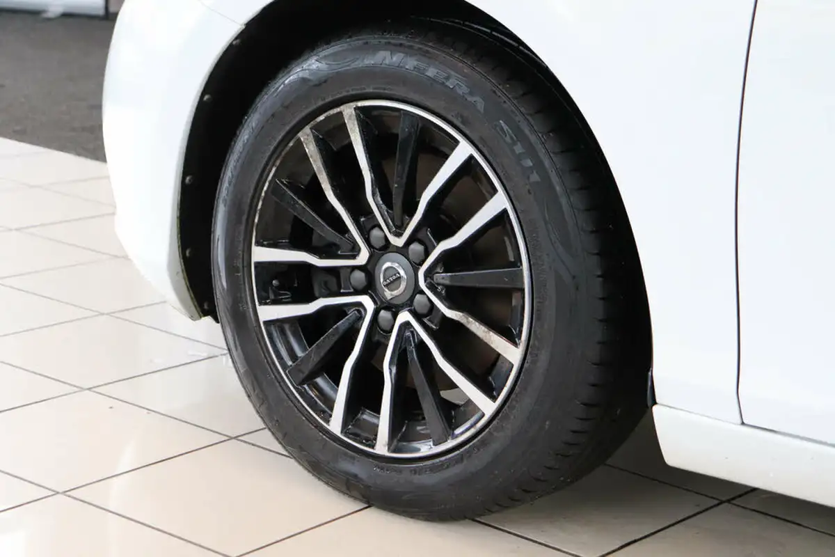 2016-volvo-v40-20-t2-momentum-big-79