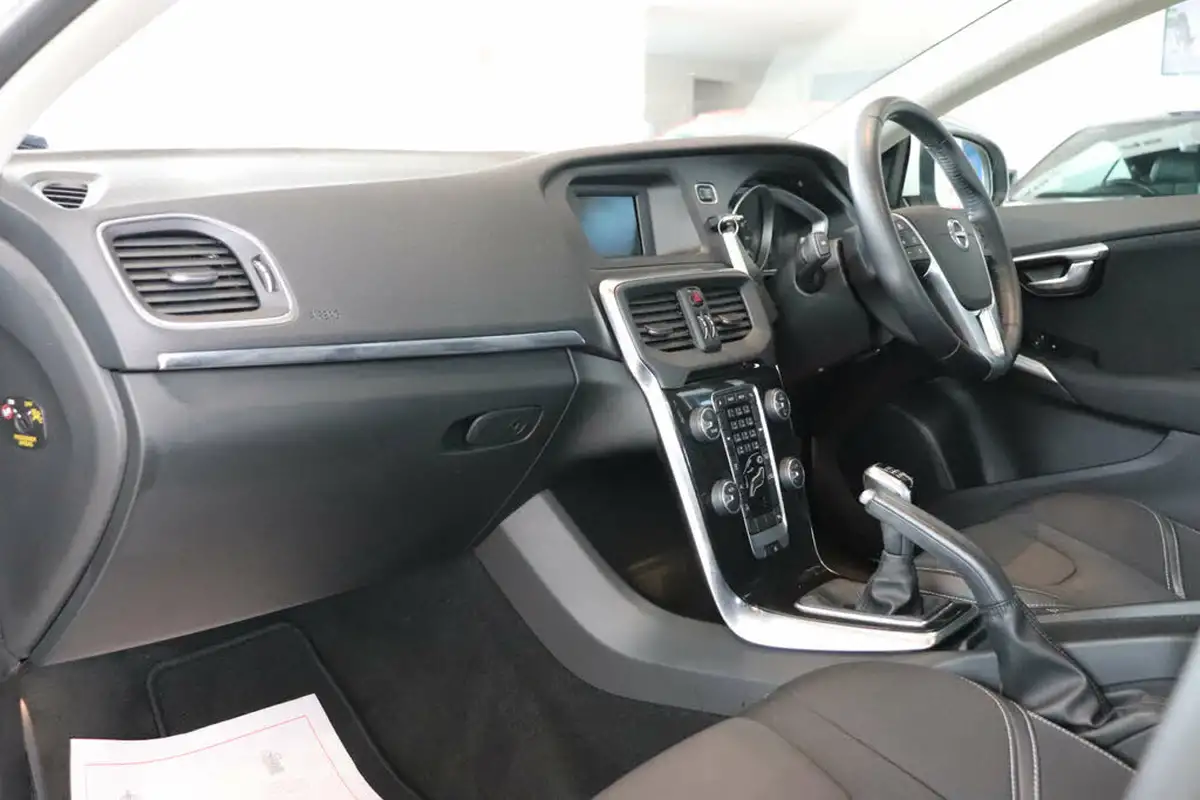 2016-volvo-v40-20-t2-momentum-big-34