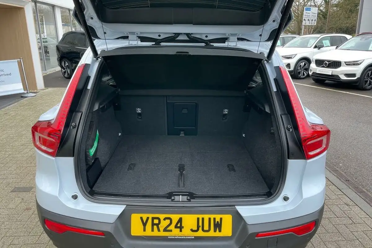2024-volvo-xc40-20-b3-plus-big-18