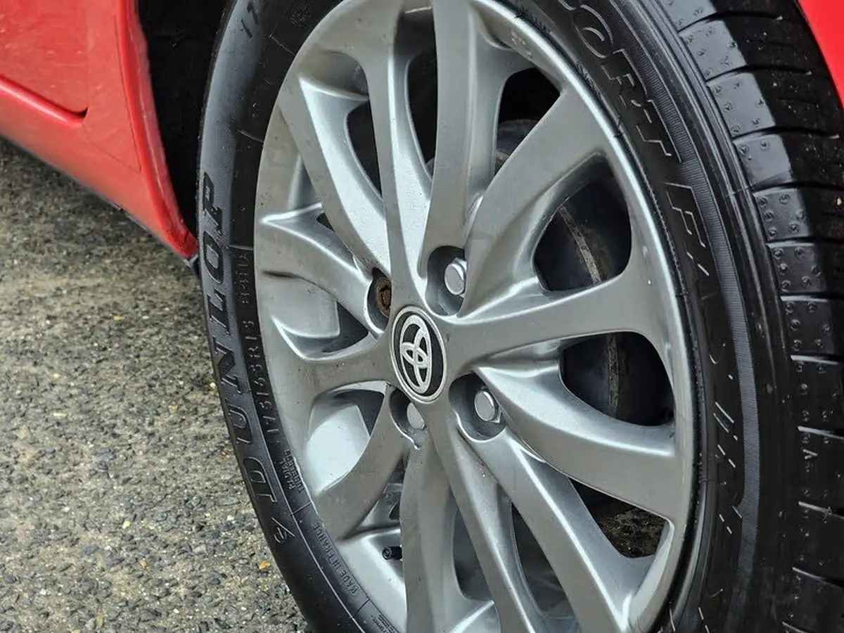 2016-toyota-yaris-133-icon-vvt-i-5d-cvt-big-9