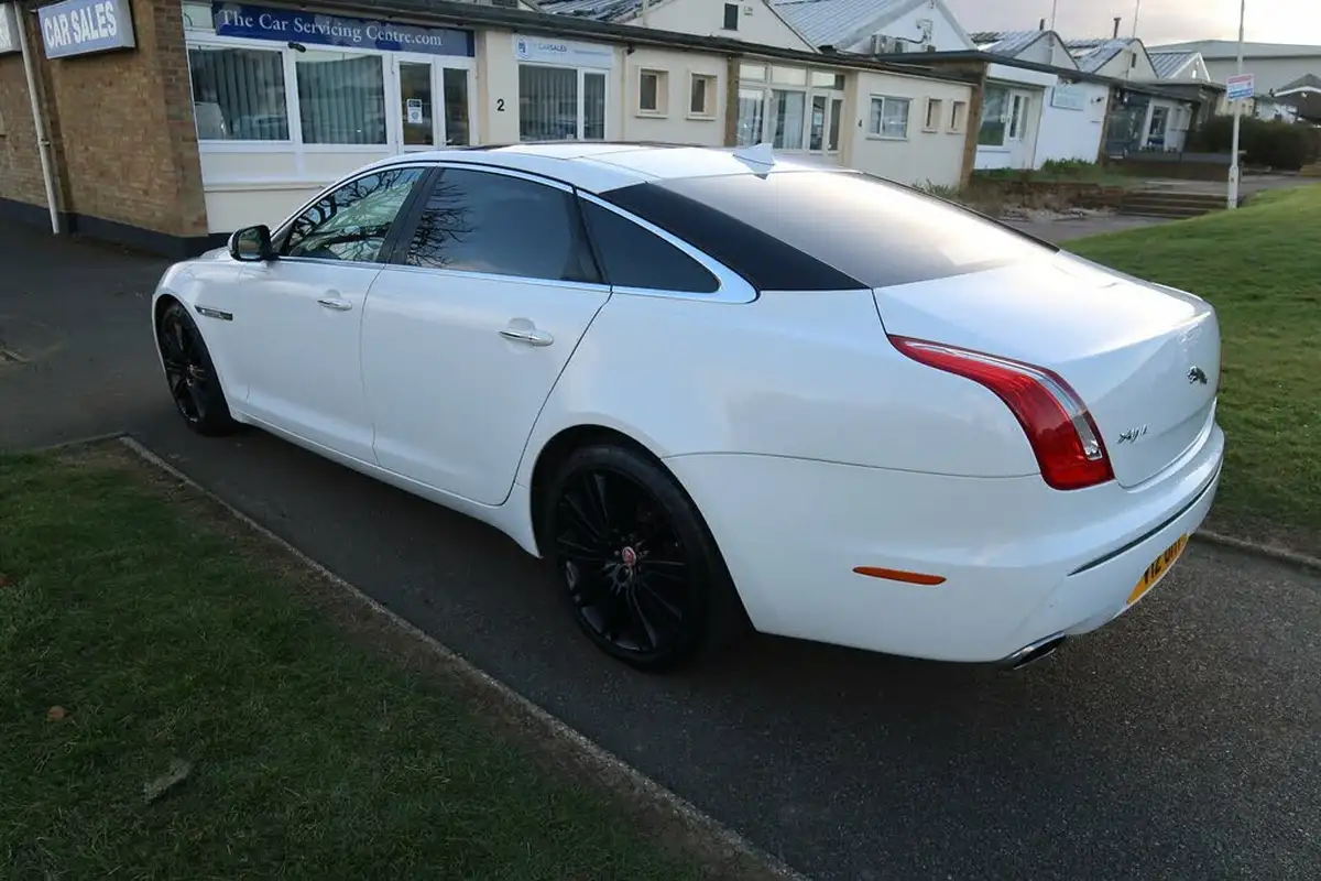 2015-jaguar-xj-series-30td-xj-portfolio-lwb-auto-big-9