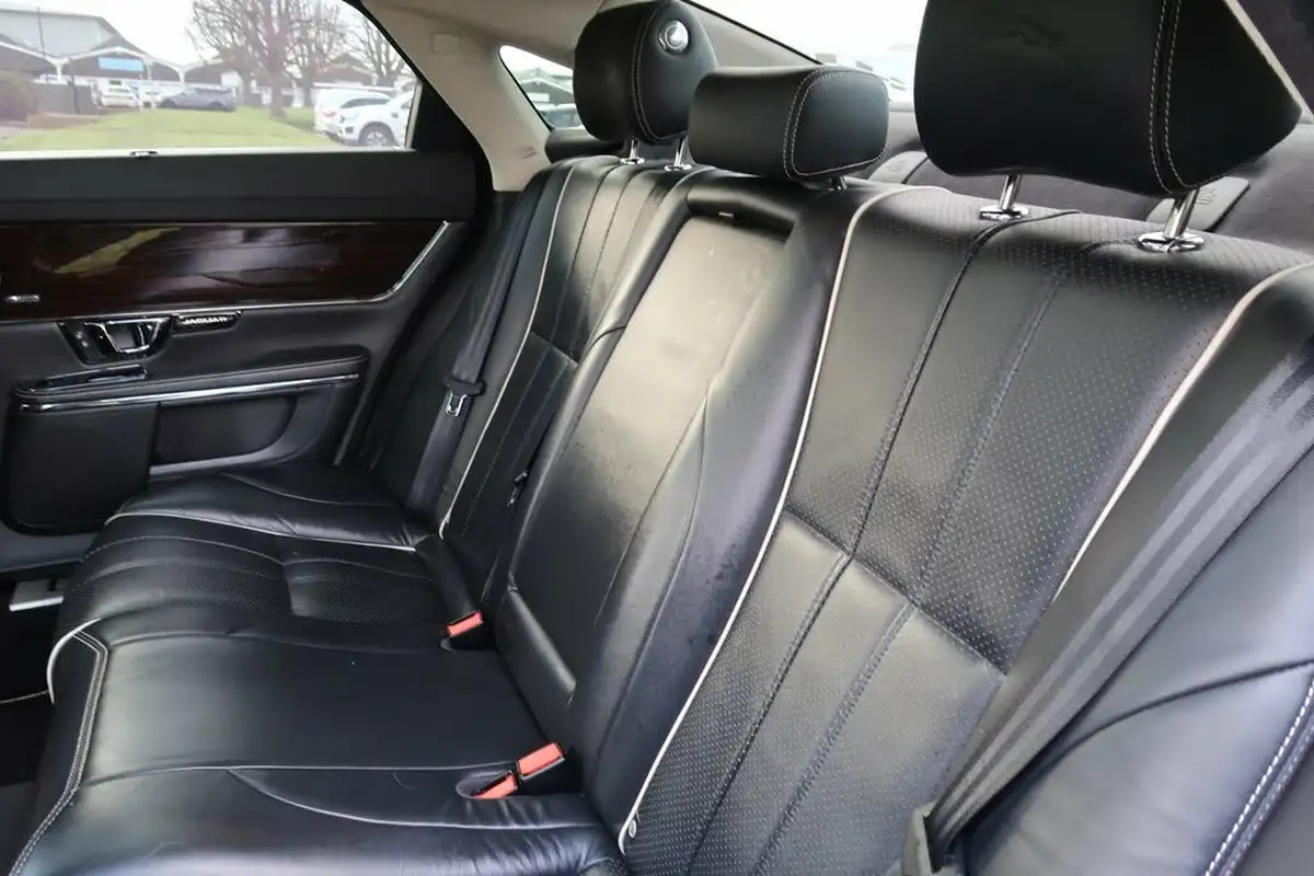 2015-jaguar-xj-series-30td-xj-portfolio-lwb-auto-big-33